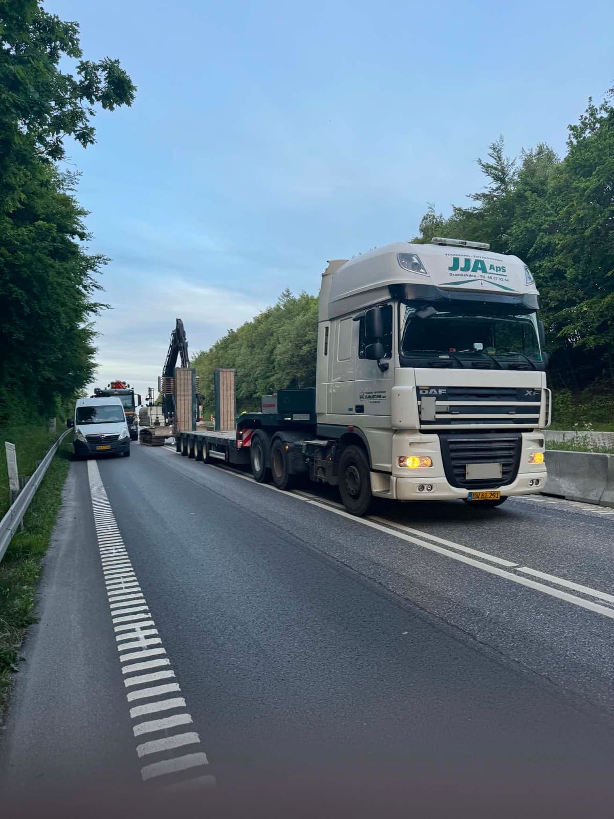 Hvid DAF XF fra JJ Anlæg Eftf. med blokvogn