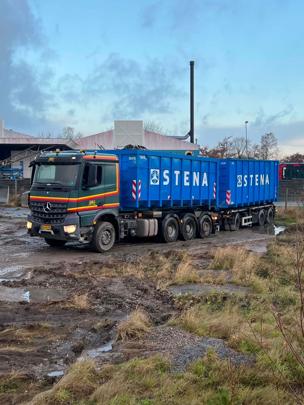 Containere på anhænger bag containerbil