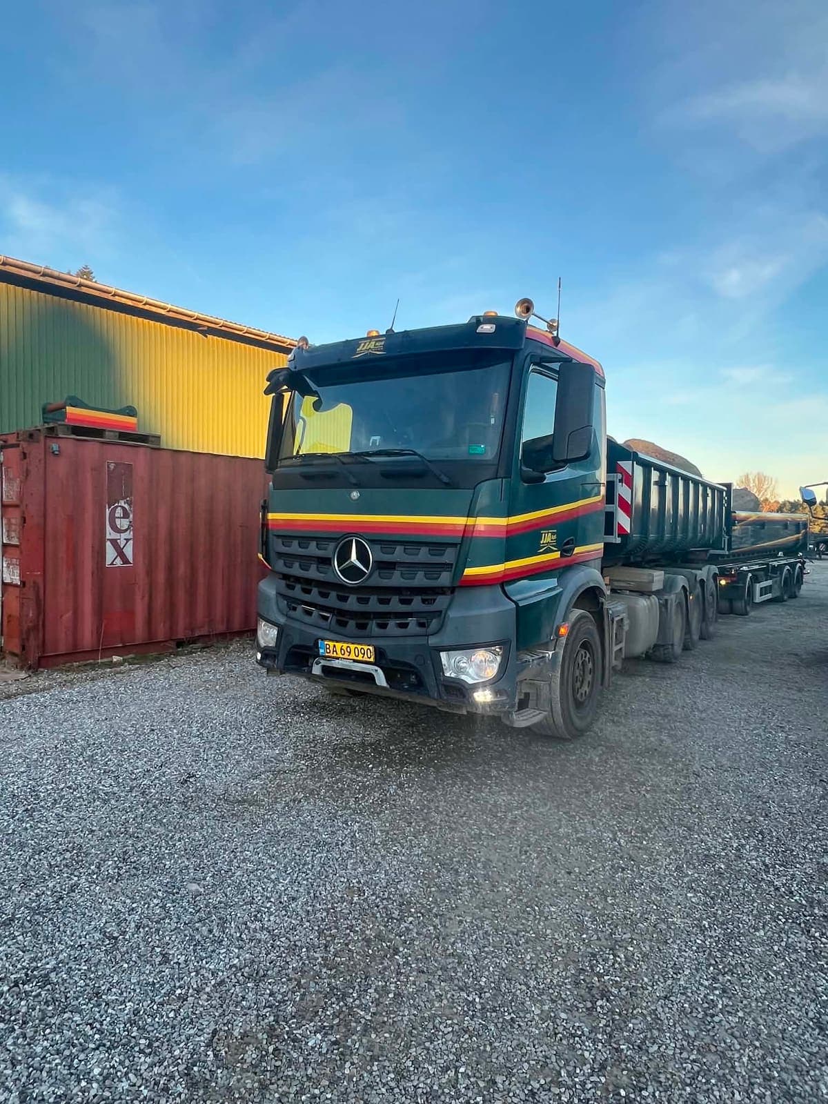 Mercedes-Benz Arocs fra JJ Anlæg Eftf. i grøn med gul og rød stribe