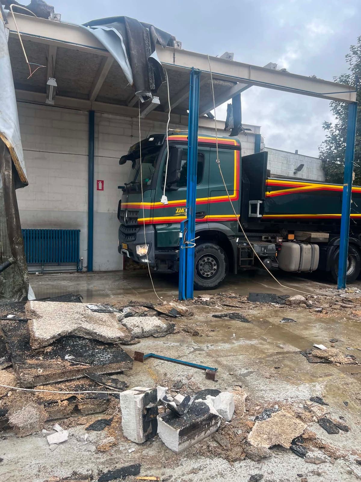 Lastbil ved bygning under nedbrydning