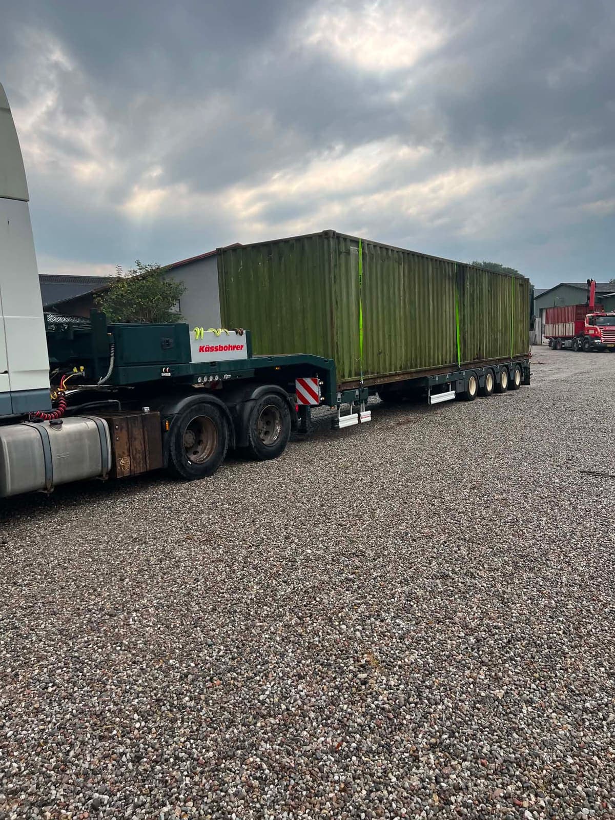 Sættevogn med container